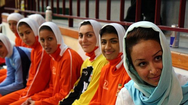 Cuatro jugadoras de la selección iraní, expulsadas al descubrirse que son hombres