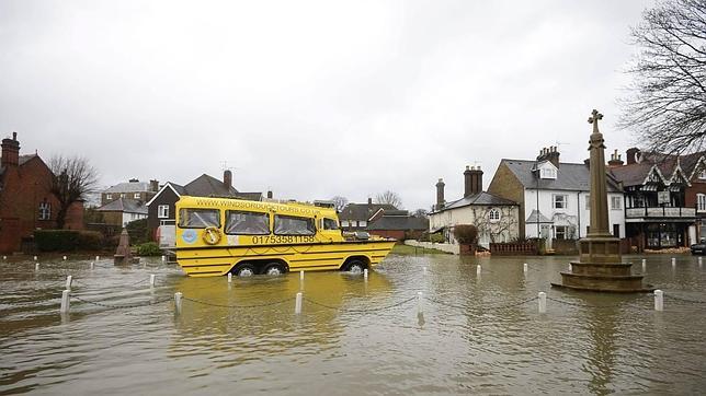 El sur de Inglaterra sufre las peores inundaciones en décadas