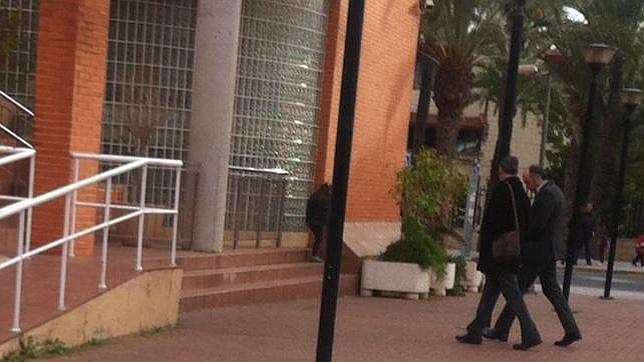 El exalcalde de Elche declara ante la Policía por presuntos malos tratos a su exmujer