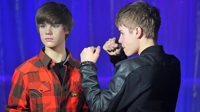 Retiran la estatua de cera de Justin Bieber por exceso de «manoseo»