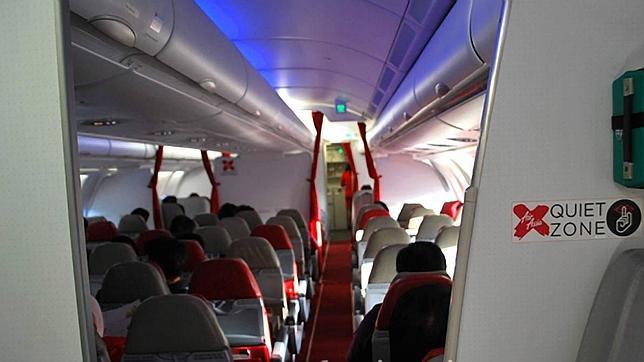 Así discriminan algunas aerolíneas asiáticas a los niños en sus aviones