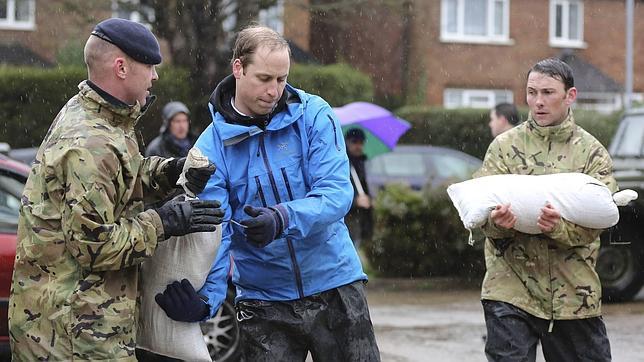 Los Príncipes de Inglaterra ayudan en zona afectada por inundaciones