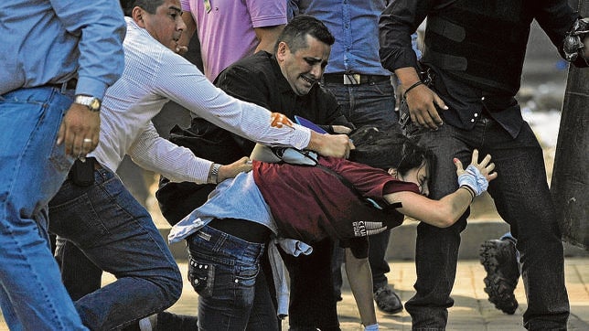 Maduro intenta aplastar a la oposición tras los tiroteos en la protesta de Caracas