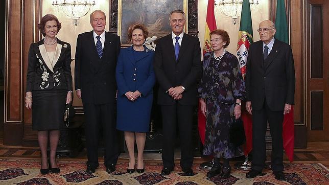 El viaje de la Reina evitó que la foto de los tres matrimonios estuviera incompleta