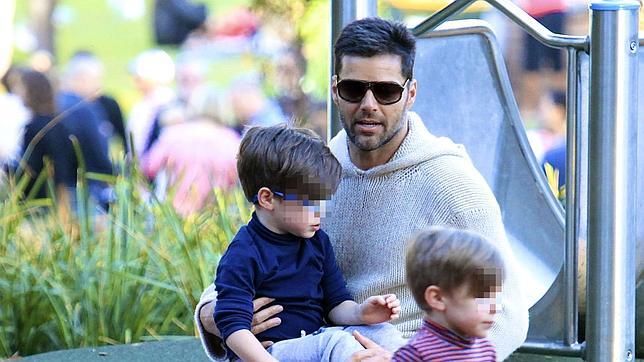 El cantante con sus dos hijo en un parque