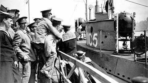 1-8-1916 Ingleses con su «trofeo»: el submarino alemán «UC5» / ARCHIVO ABC