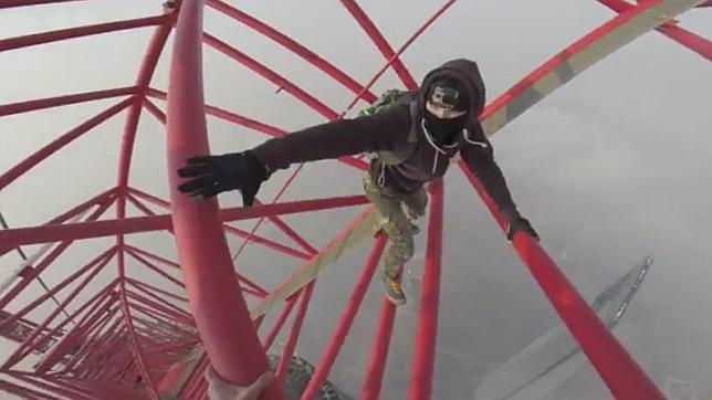 Vídeo: el ascenso suicida de dos fotógrafos rusos al segundo rascacielos del mundo