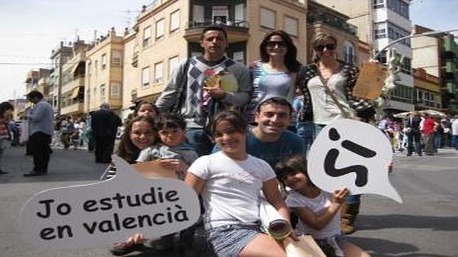 Una familia reclama a Wert el coste de educar en valenciano a su hija