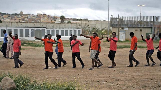 Unos 150 inmigrantes entran en Melilla tras superar la valla fronteriza