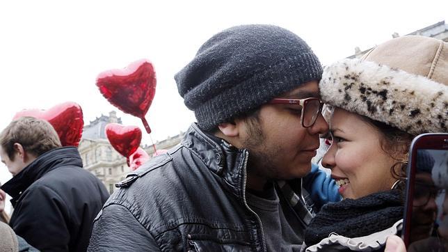 El 24% de las parejas señalan que el móvil es una distracción cuando están juntos