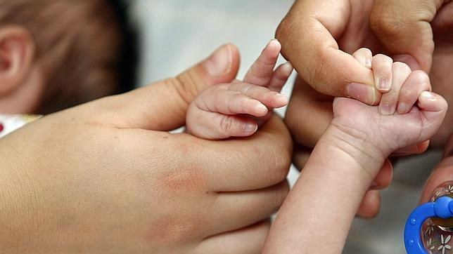 Cataluña elimina la ayuda universal por partos o adopciones múltiples para 2014