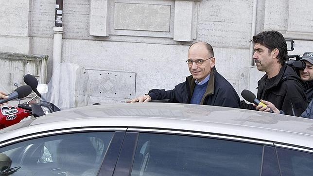 Letta abandona su domicilio en Roma rodeado de periodistas tras conocerse su salida del Gobierno