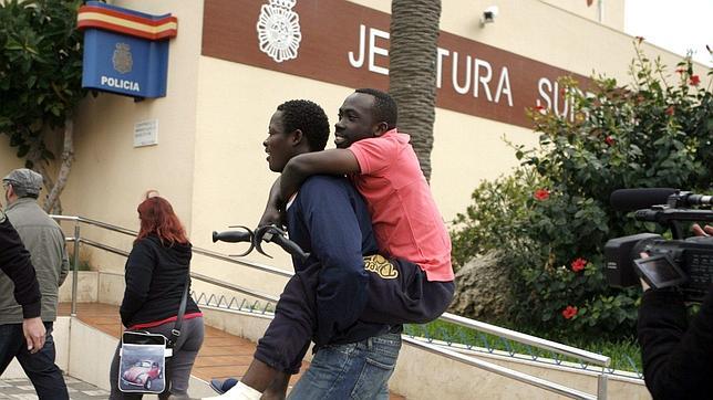 Policías de Ceuta y Melilla, «desbordados» e «invadidos» por la presión migratoria