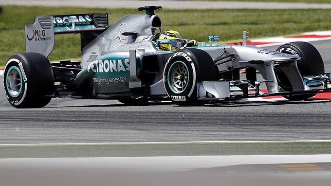 Mercedes manda en los ensayos de Bahréin