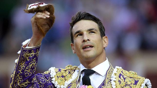 José María Manzanares, trofeo en mano