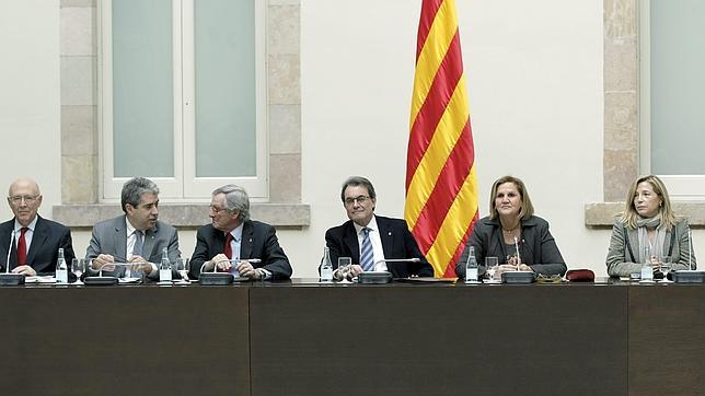 Mas ve «imposible» el diálogo porque no piensa dar marcha atrás en la consulta