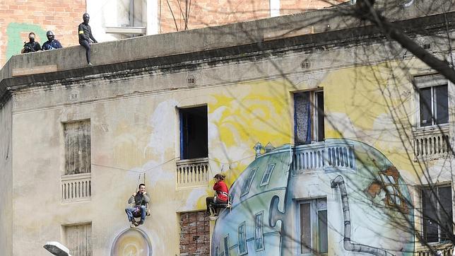 Los Mossos identifican a 16 okupas durante el desalojo de La Carboneria