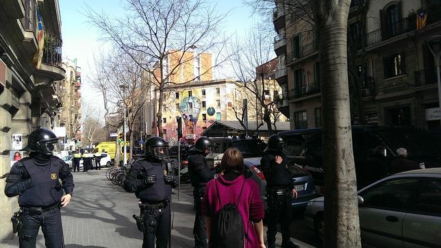 Dos jóvenes se cuelgan de la fachada de La Carbonería durante el desalojo