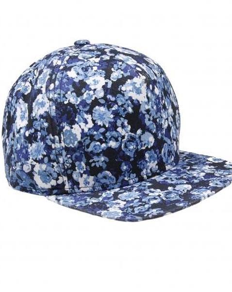 Gorra beisbolera con estampado floral de la firma Bershka