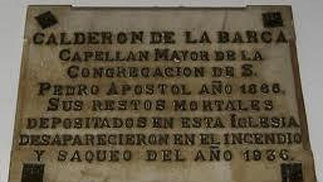 Placa que recuerda el lugar donde reposaban los restos mortales de Calderón de la Barca