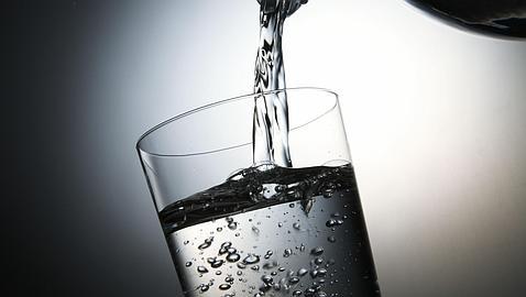 ¿Es recomendable el agua con gas?