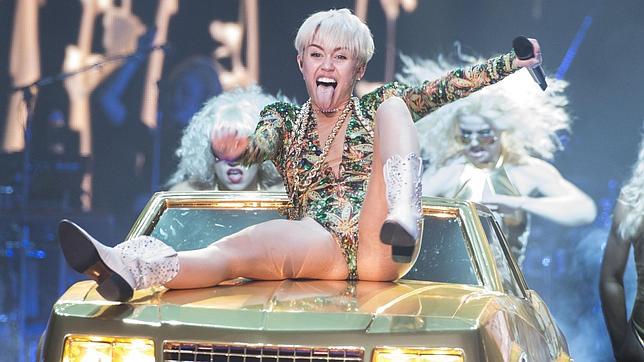 Padres de fans de Miley Cyrus piden que su gira sea considerada «X» y pornográfica