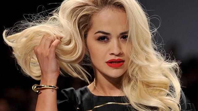 Rita Ora desfiló para Moschino en Milán