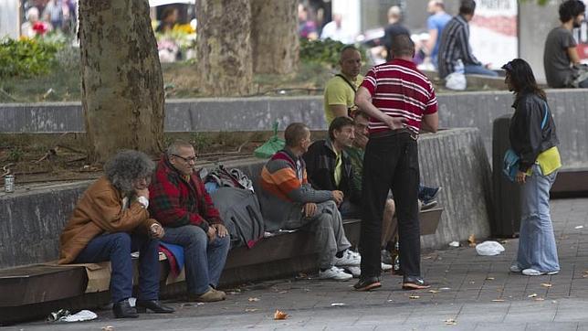 Vecinos piden bancos cómodos y jardines nuevos en la plaza de Tirso de Molina
