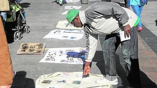 Los vendedores ambulantes se manifiestan contra la penalización del «top manta»