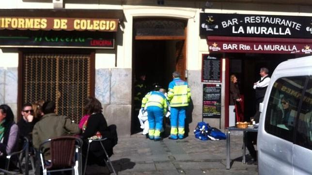 Se cuelga de un tendedero, cae cuatro pisos y sube andando a su casa