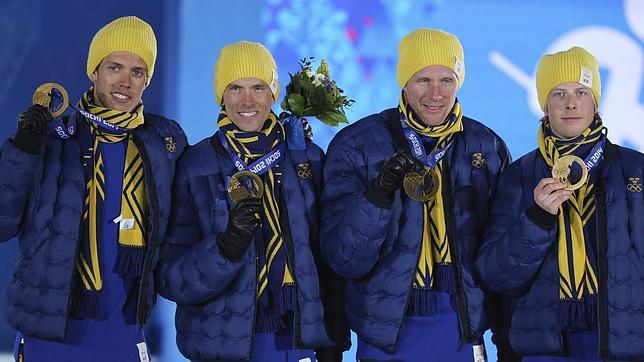 Esquiadores suizos muestran las medallas conseguidas en Sochi