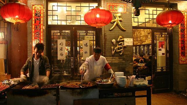 Restaurante tradicional de Pekín con sus guisos en plena calle