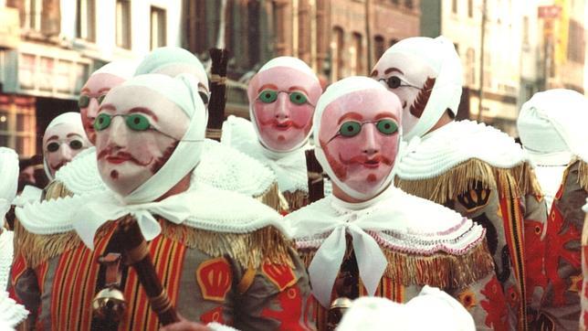 Los «GIlles recorren las calles de Binche (Bélgica)