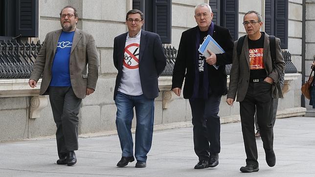 Los diputados de IU acuden al Debate del estado de la Nación con camisetas contra los «decretos malvados»