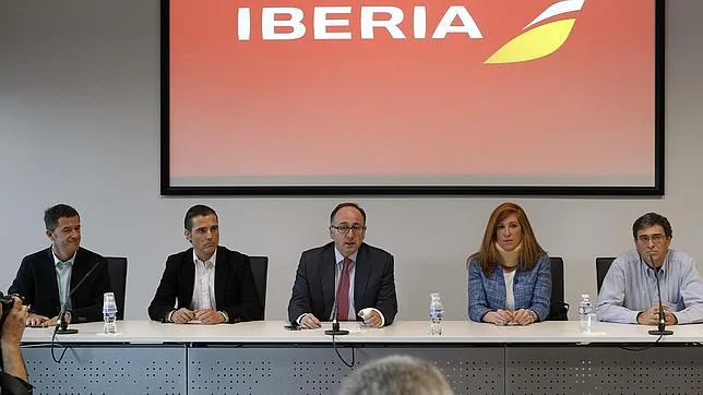 Iberia también sella la paz con las azafatas