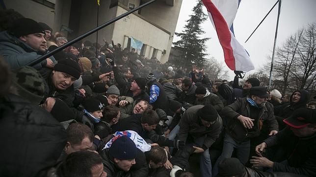 El separatismo en Crimea enciende la llama del enfrentamiento civil