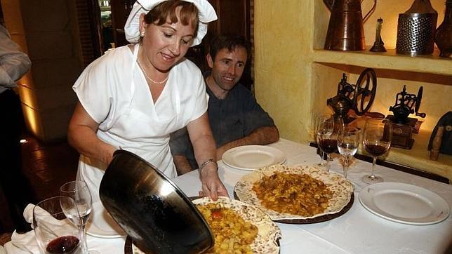 El gazpacho manchego es un guiso con mucho caldo, con trocitos de conejo, libre, pollo o perdiz,