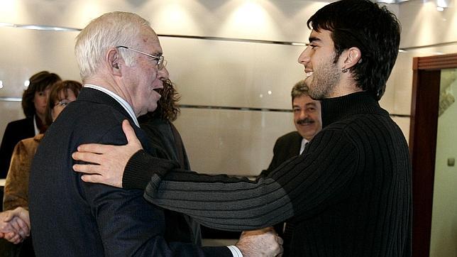 Oleguer, saludando a Luis Aragonés en la convivencia previa al Mundial 2006