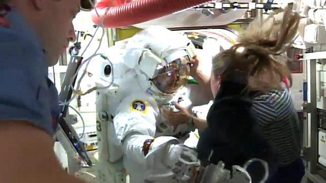 Un astronauta, a punto de ahogarse por un fallo en su traje durante un paseo espacial