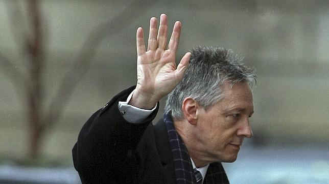 El líder norirlandés amenaza con dimitir si no se revisa la libertad de un miembro del IRA