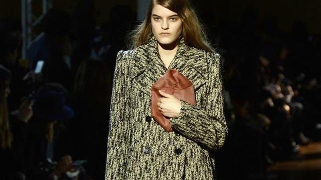 Una de las modelos de Carven durante el desfile que tuvo lugar dentro del marco de la fashion week de París