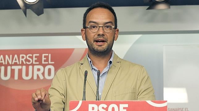 Ferraz elude aclarar aún si vetará la moción de censura en Navarra