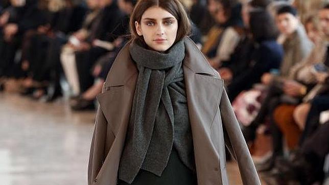 Algunas de las modelos de Christophe Lemaire llevaban el abrigo a modo de capa
