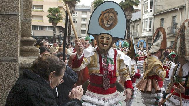 El traje de los cigarrones pesa unos 25 kilos