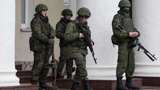 Rusia emplea a paramilitares para controlar Crimea