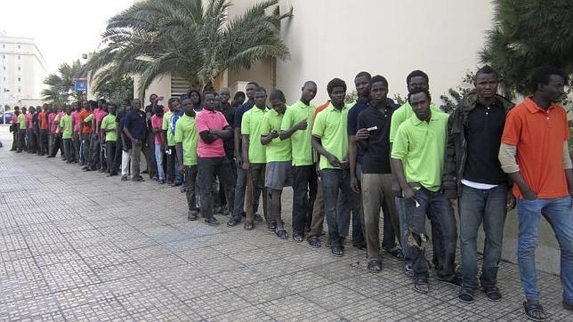 Cincuenta inmigrantes tratan de entrar en Ceuta