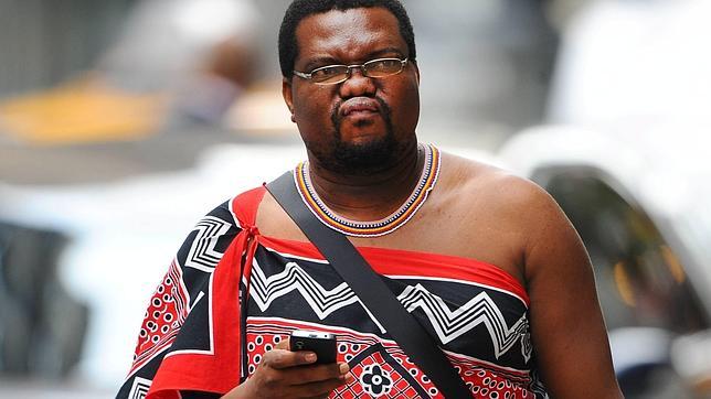 El rey de Suazilandia tiene 45 años, llegó al poder con 18 recién cumplidos y en esta imagen camina por las calles de Manhattan, prueba de sus gustos caros y su modo ostentoso de vivir