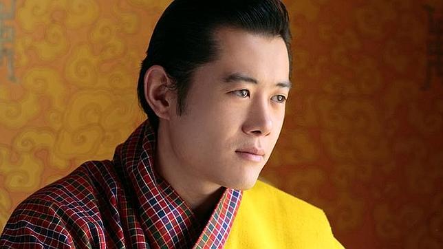 El rey de Bután tiene 34 años y dirige el territorio del Himalaya hacia su completa democratización