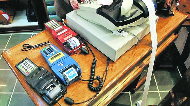 Desarticulada una organización que estafó más de dos millones en gasolineras y comercios