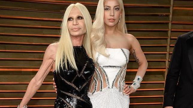 La cantante Lady Gaga y la diseñadora Donatella Versace, cada día más parecidas